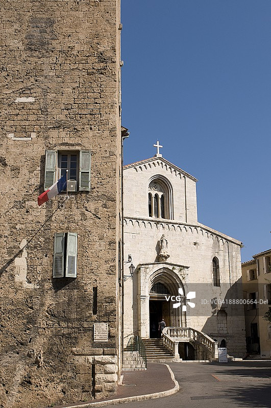 法国普罗旺斯-阿尔卑斯-蓝色海岸格拉斯市政厅塔楼和勒皮圣母大教堂图片素材