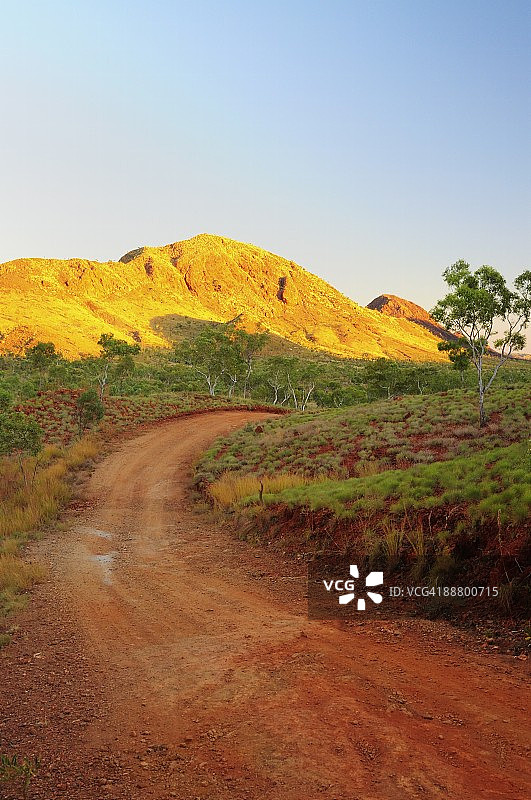 金伯利西澳大利亚春溪小径和奥斯曼山脉图片素材