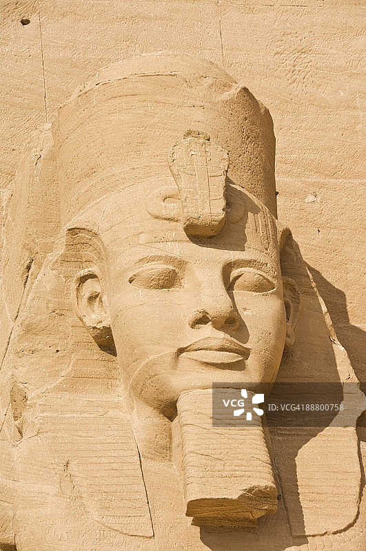 阿布辛贝拉美西斯二世巨型雕像头部特写图片素材