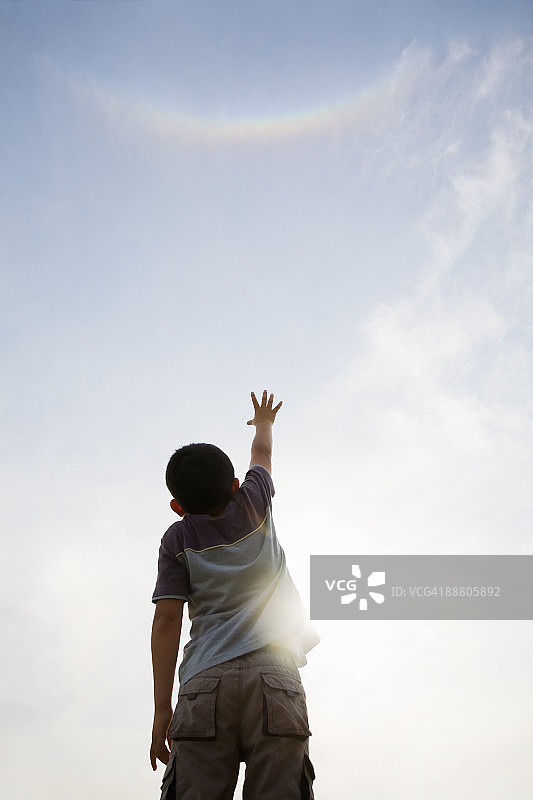 男孩抬头看天空图片素材