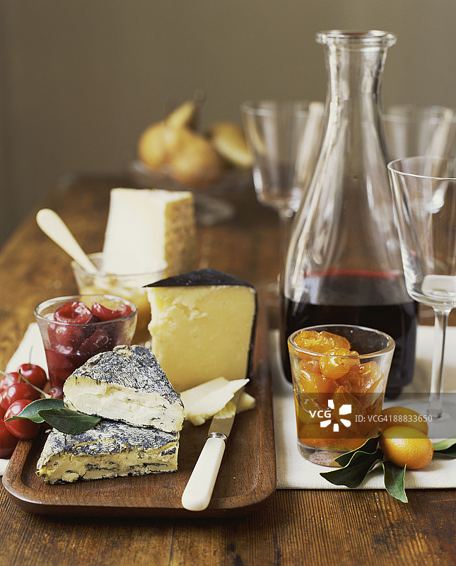 搭配红酒的奶酪水果托盘图片素材