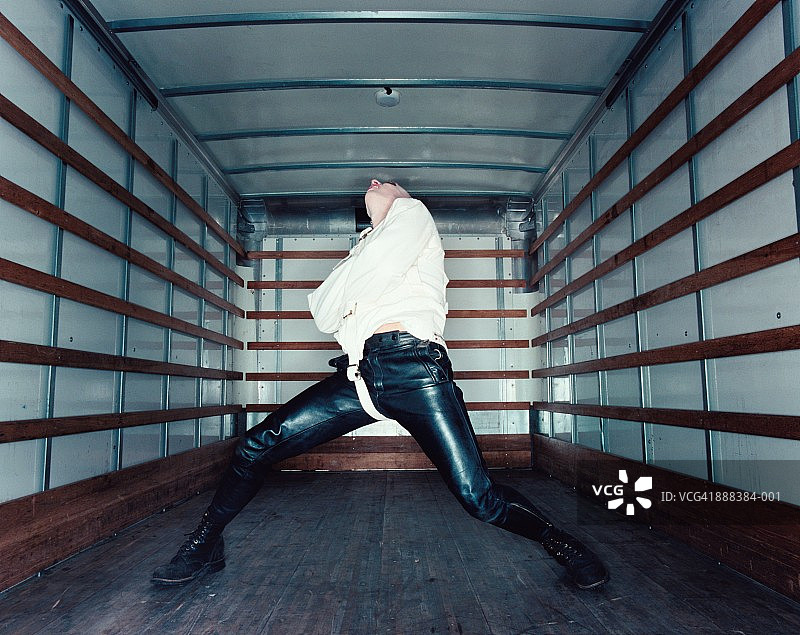 穿着束缚衣的男子在封闭空间里图片素材