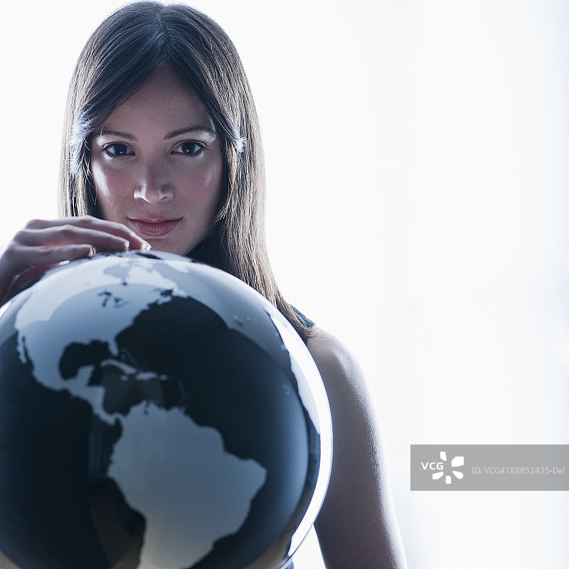 手持地球仪的女商人肖像图片素材