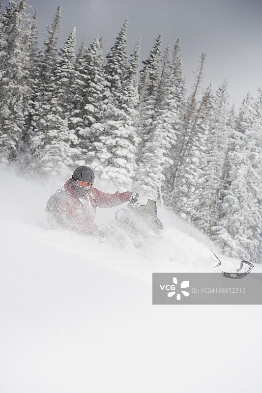 美国科罗拉多州阿斯彭男人驾驶雪地摩托图片素材