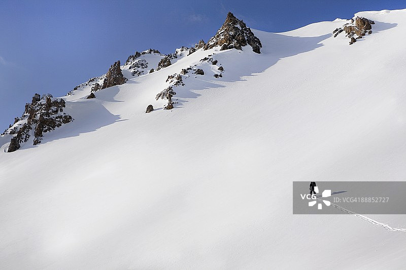 美国科罗拉多州阿斯彭在雪地里登山的人图片素材