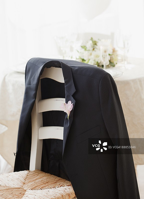 婚礼上椅子上的新郎西装外套，影棚拍摄图片素材