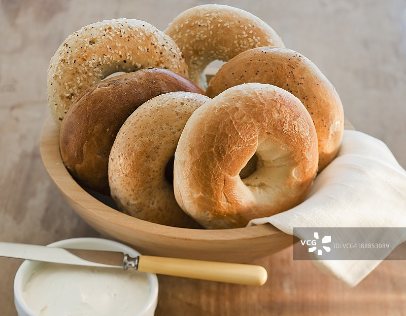 新鲜出炉的百吉饼图片素材