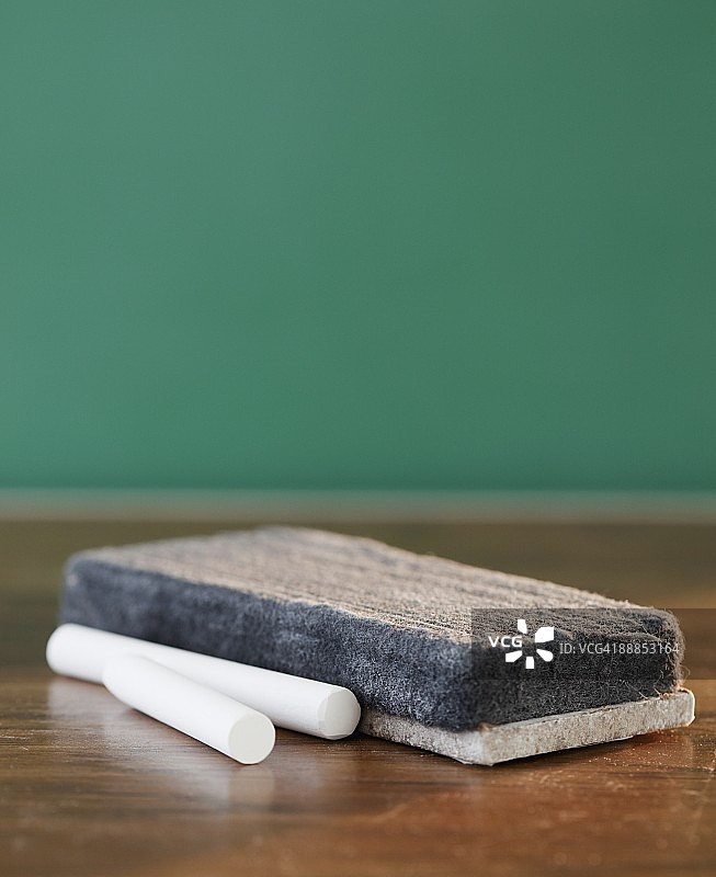 粉笔和黑板擦特写，工作室拍摄图片素材