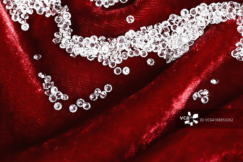 红色天鹅绒上的钻石图片素材