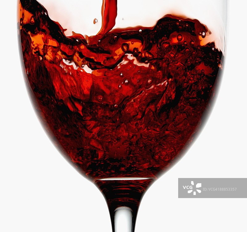 红酒倒入酒杯特写图片素材