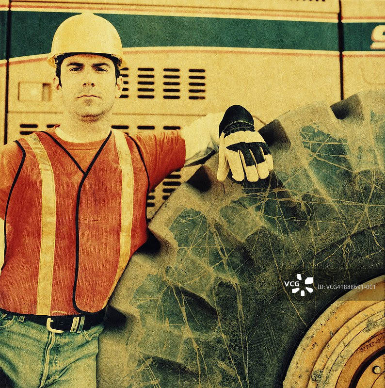 建筑工人靠在推土机上图片素材
