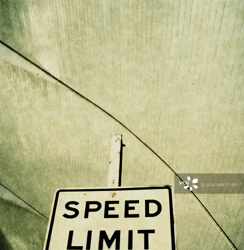 隧道内的限速标志（负片）图片素材