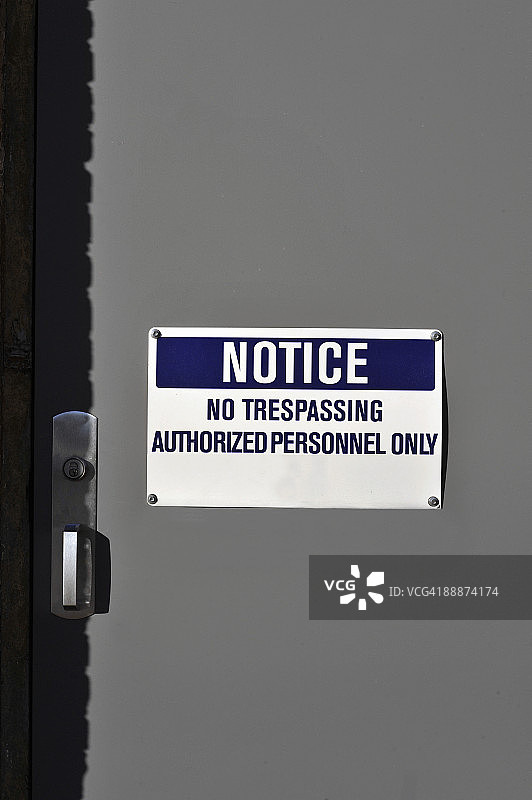 门上的“禁止通行-授权人员”标志图片素材