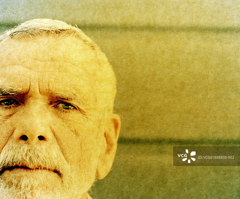 中年男人肖像特写（纸质底片）图片素材