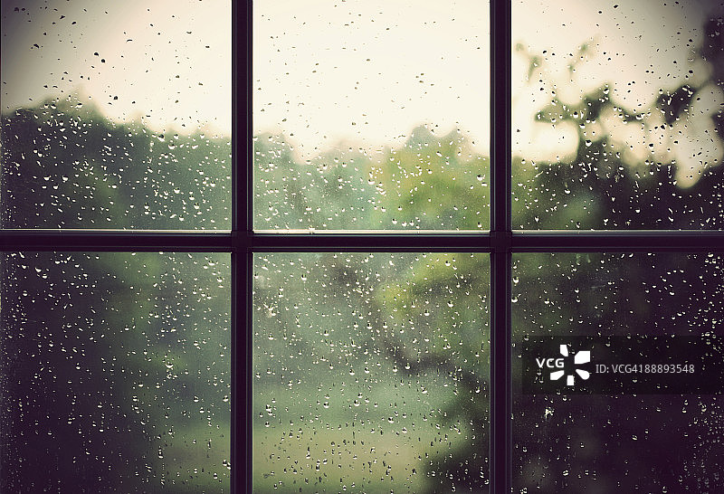 雨滴落在窗户上图片素材