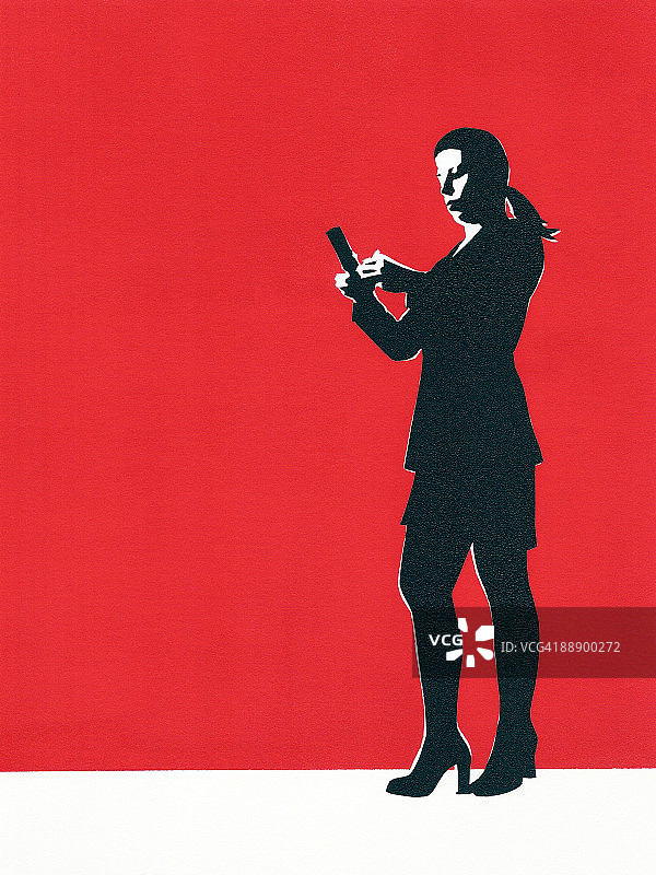 女人在手机上发送短信图片素材