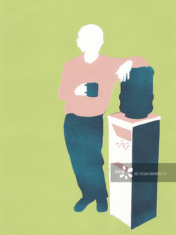 站在饮水机旁的商人图片素材