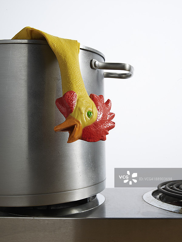 沸水锅中的橡胶鸡图片素材