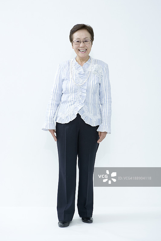 年长妇女全身像图片素材
