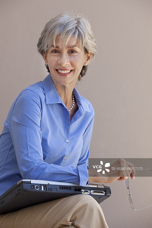 面带微笑的年长女商人肖像图片素材