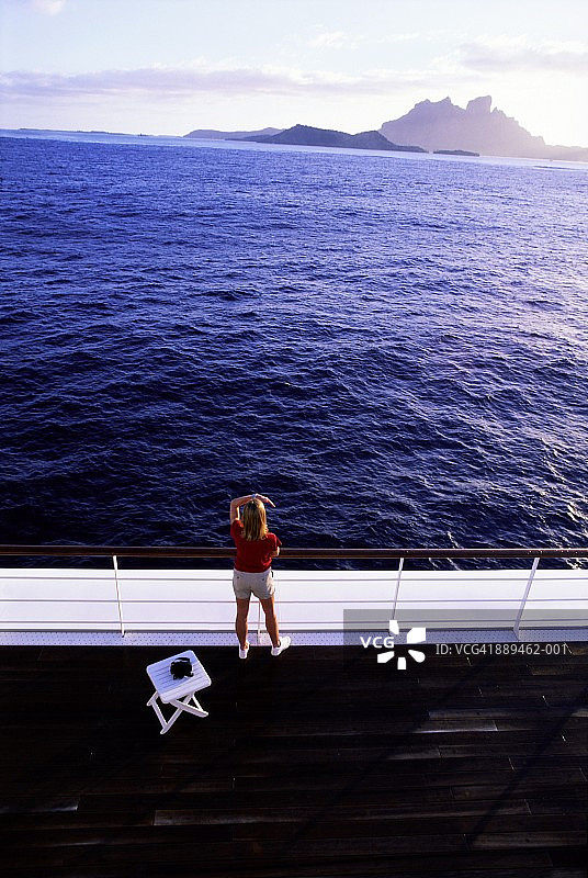 法属波利尼西亚波拉波拉岛女子船上背影图片素材