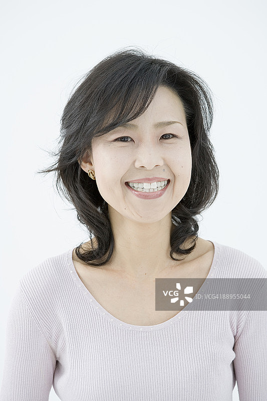 微笑的中年妇女肖像图片素材