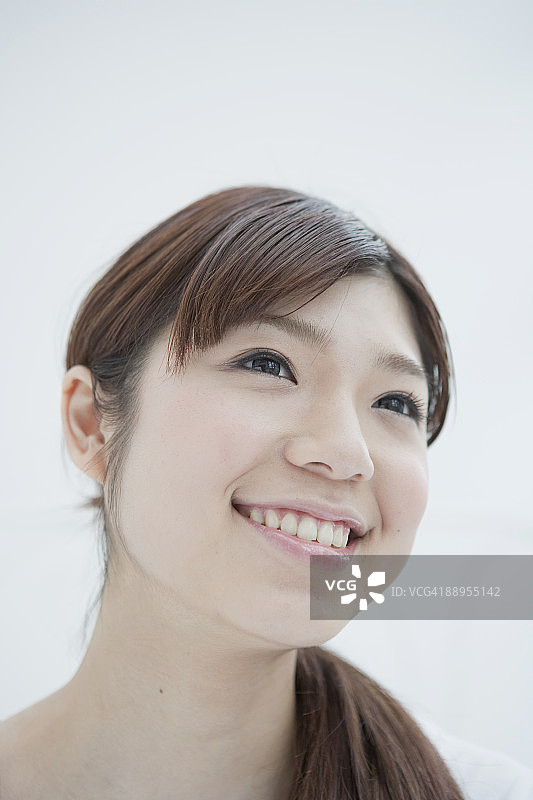 微笑的年轻女人特写肖像图片素材