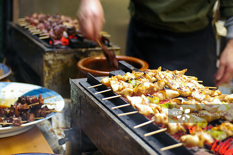 东京烤鸡肉串摊位图片素材