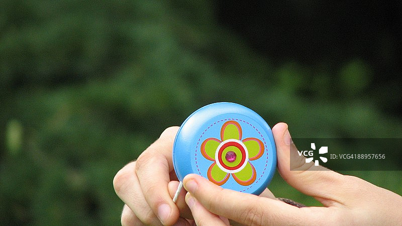 手持溜溜球玩具图片素材