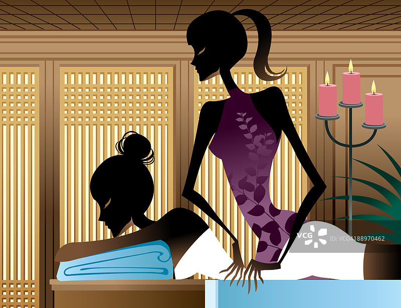 年轻女子接受按摩治疗师的按摩图片素材