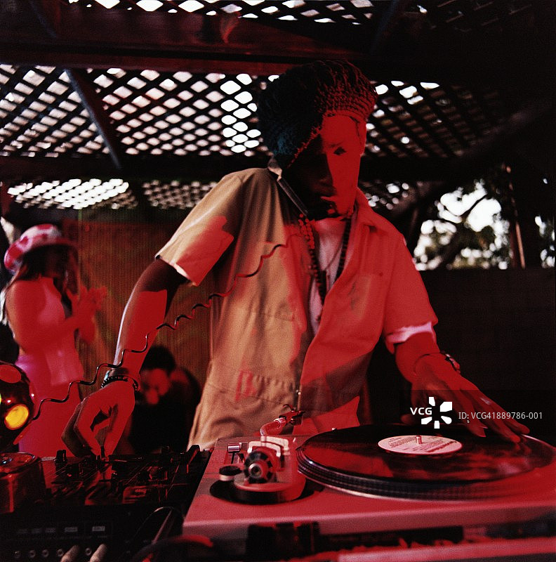 唱片骑师在后院派对上播放唱片图片素材