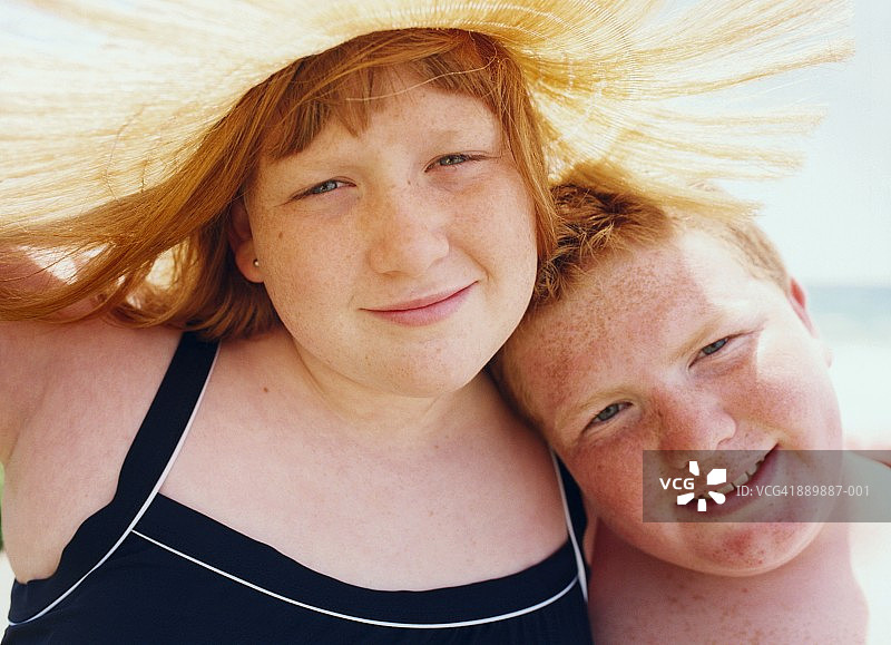 海滩上的兄妹（10-13岁）特写镜头图片素材