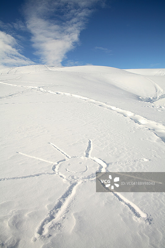 雪地上画的微笑的太阳图片素材