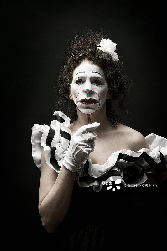 拿着放大镜的哑剧演员图片素材