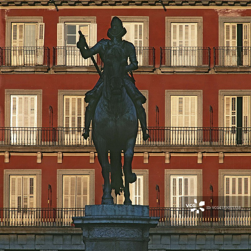 西班牙马德里马约尔广场的雕像图片素材