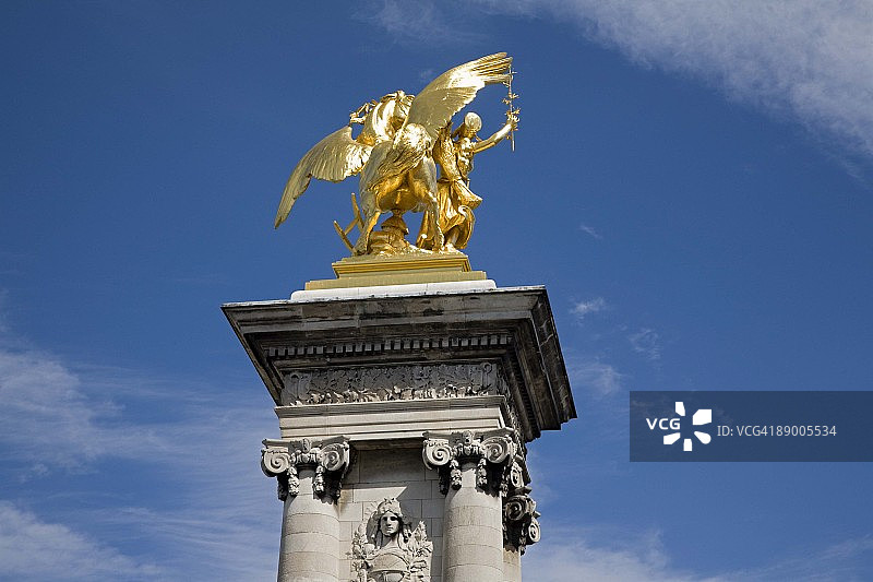 法国巴黎亚历山大三世桥，带有金色雕像的装饰柱图片素材