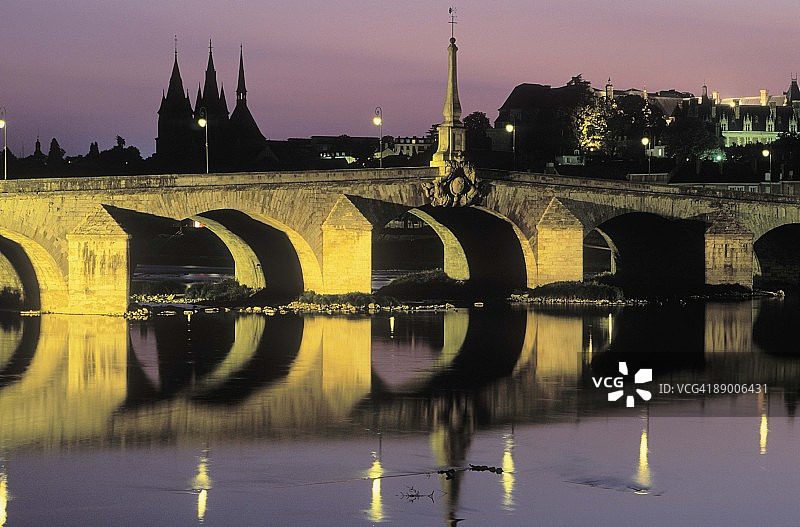 法国布卢瓦夜景桥梁图片素材