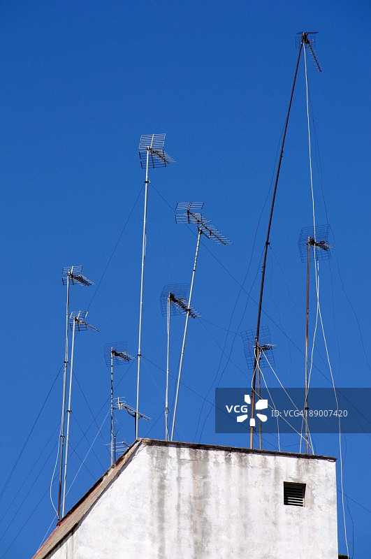 屋顶有电视天线的建筑图片素材