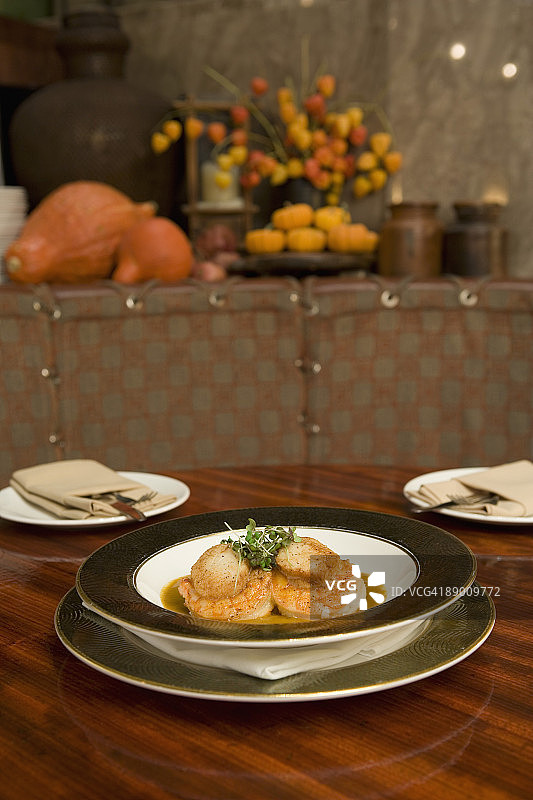 咖喱木薯脆皮扇贝配微 Greens图片素材