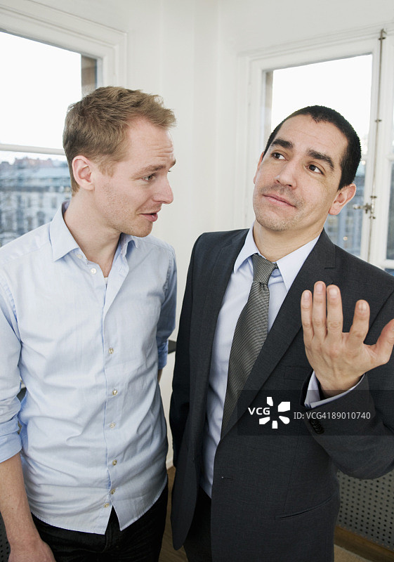 两名男子正在讨论图片素材