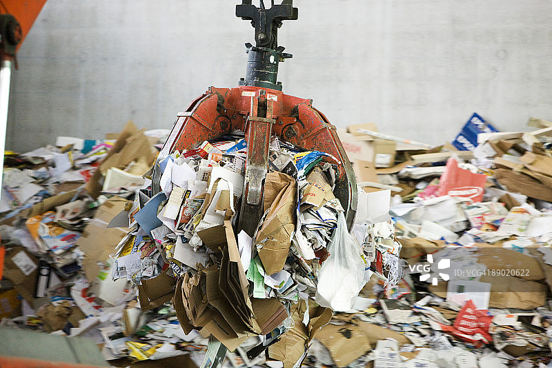 回收中心处理废纸图片素材
