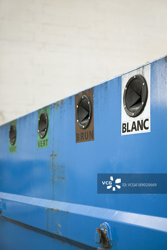 带有颜色编码标志的回收中心图片素材