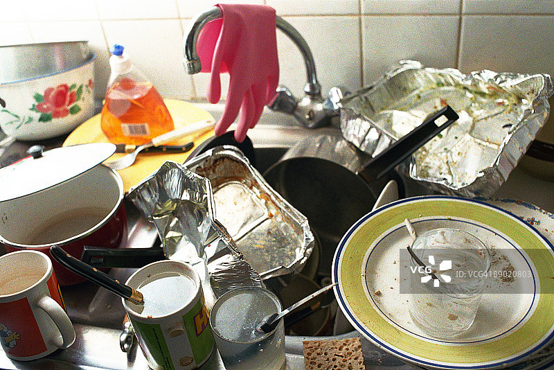 厨房水槽堆满脏盘子图片素材