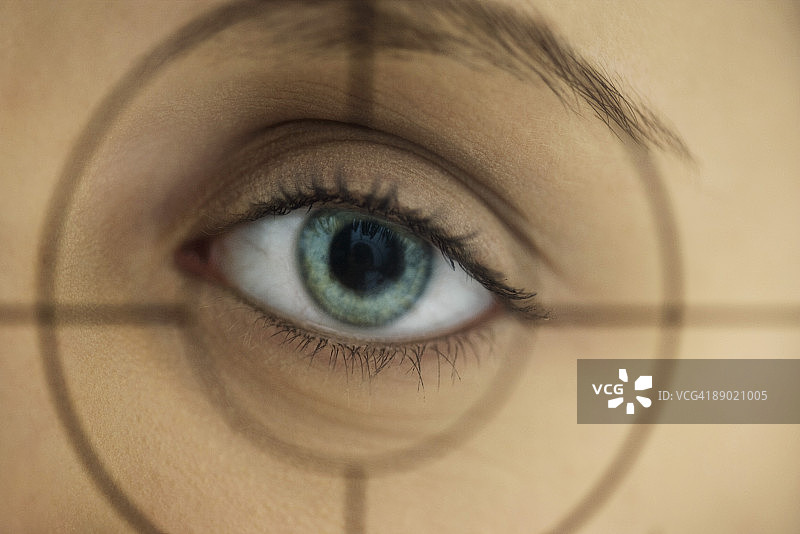 瞄准器后的女人眼睛图片素材
