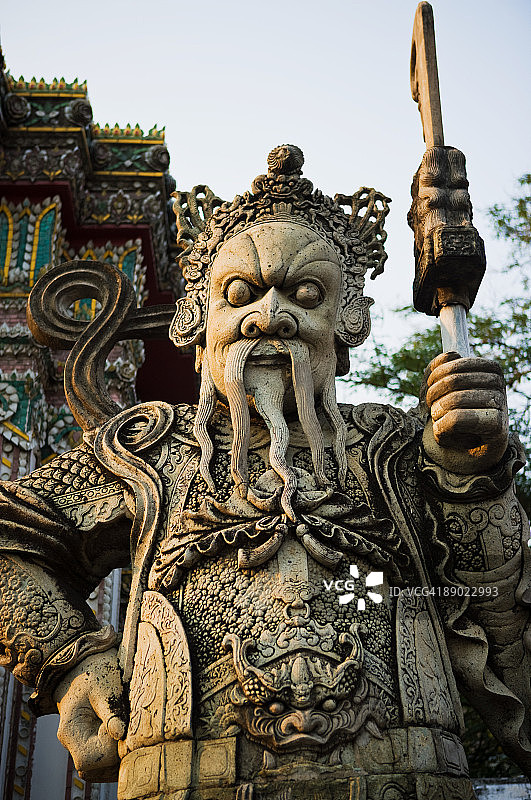卧佛寺的守护雕像图片素材
