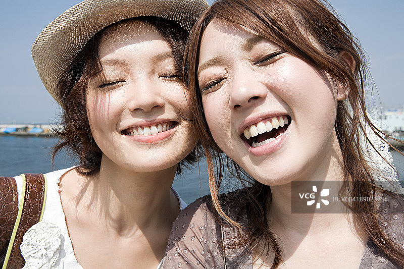 海岸边的年轻女人们图片素材