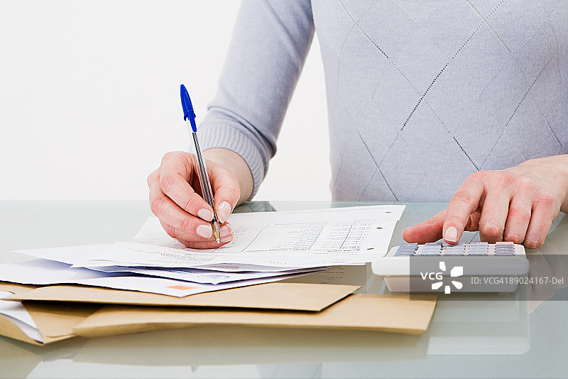 书写中的女人图片素材