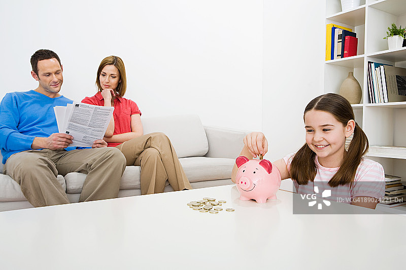 有储蓄罐的家庭图片素材