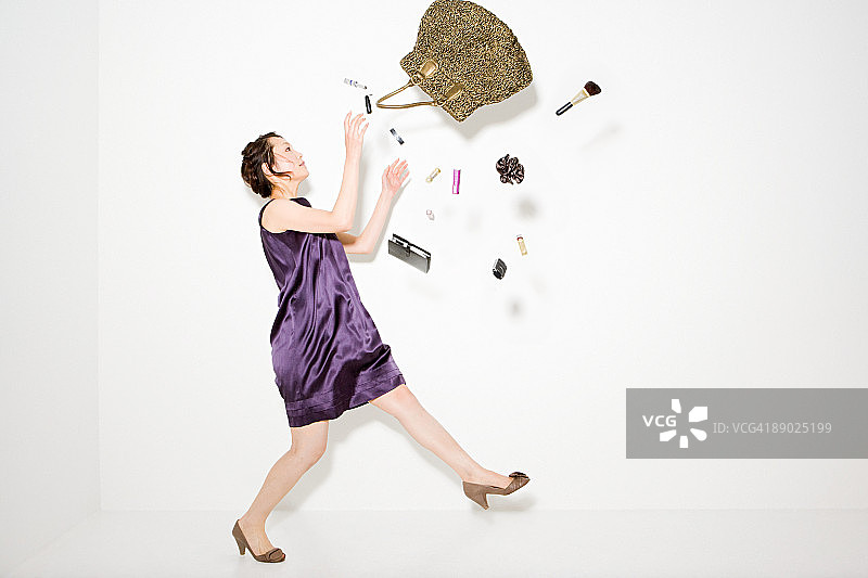 女人和从手提包里掉出来的物品图片素材