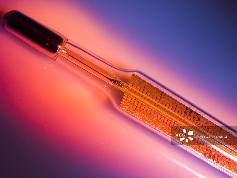 彩色光晕中的温度计图片素材